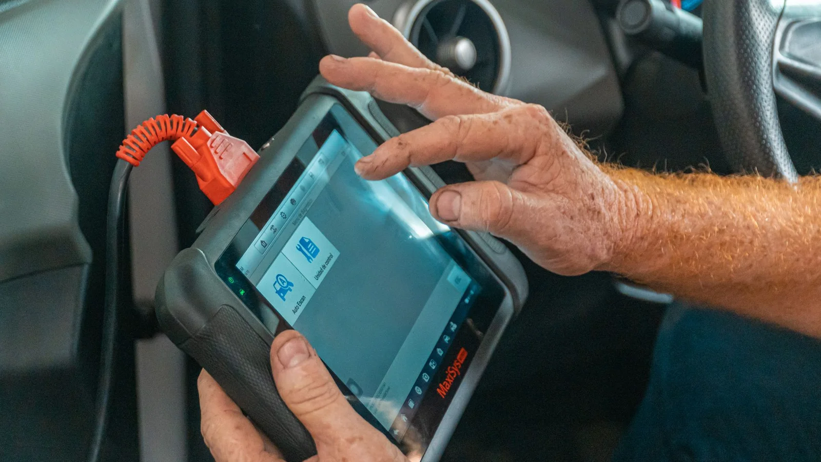 DSG-Mechatronik mit Diagnosegerät und Fehlercode P2711 auf dem Display